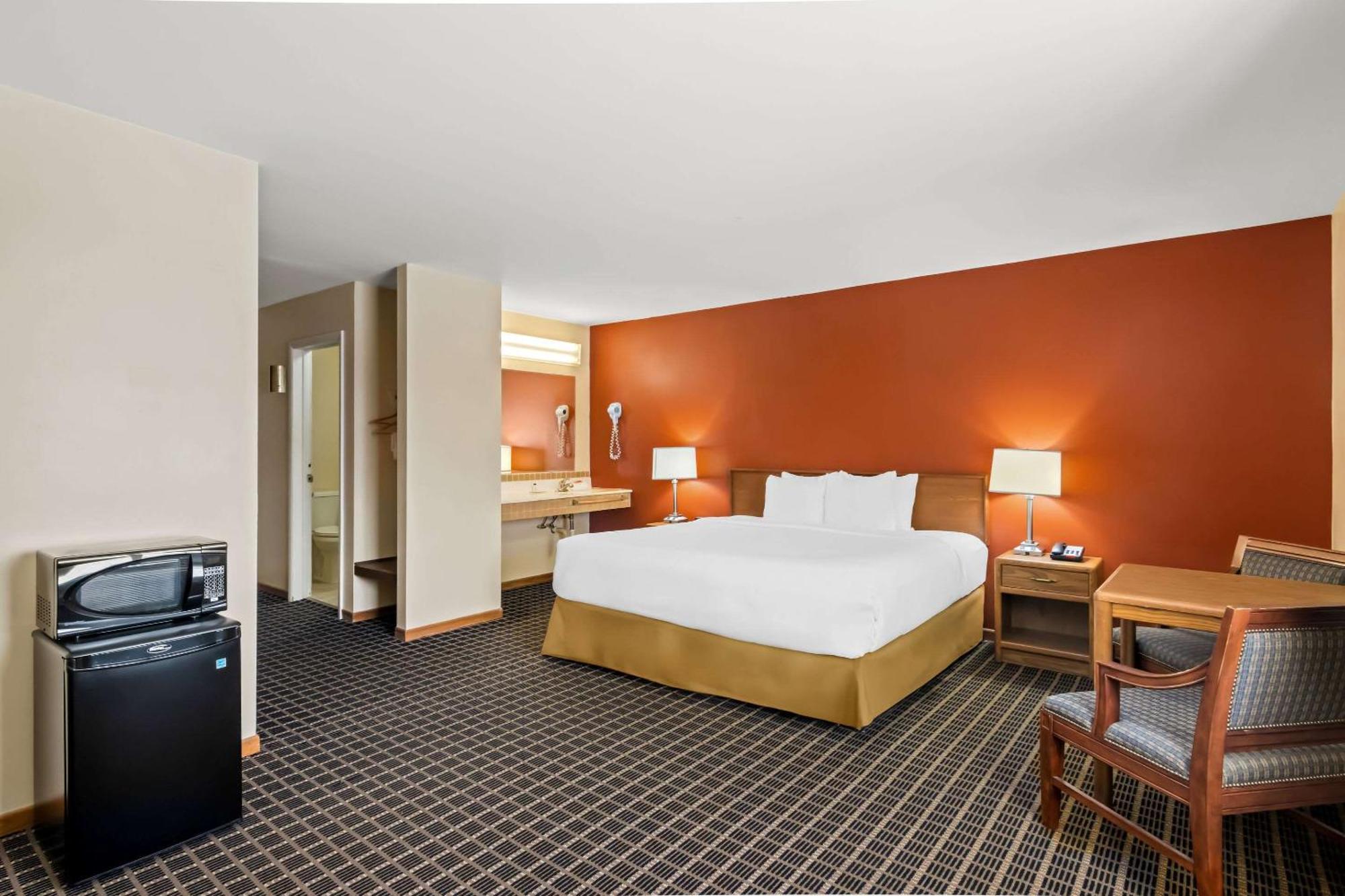Econo Lodge *